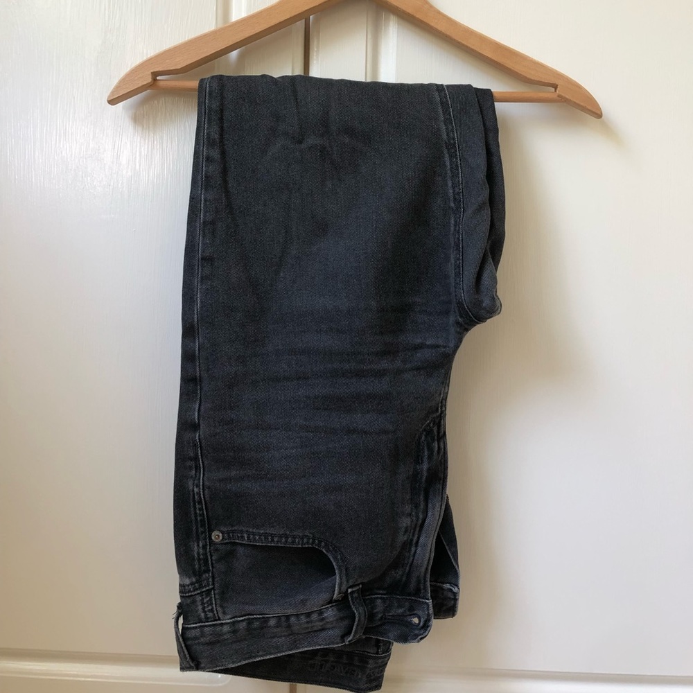 American Eagle Hi-Rise black Mom Jeans, size 6, pre-owned